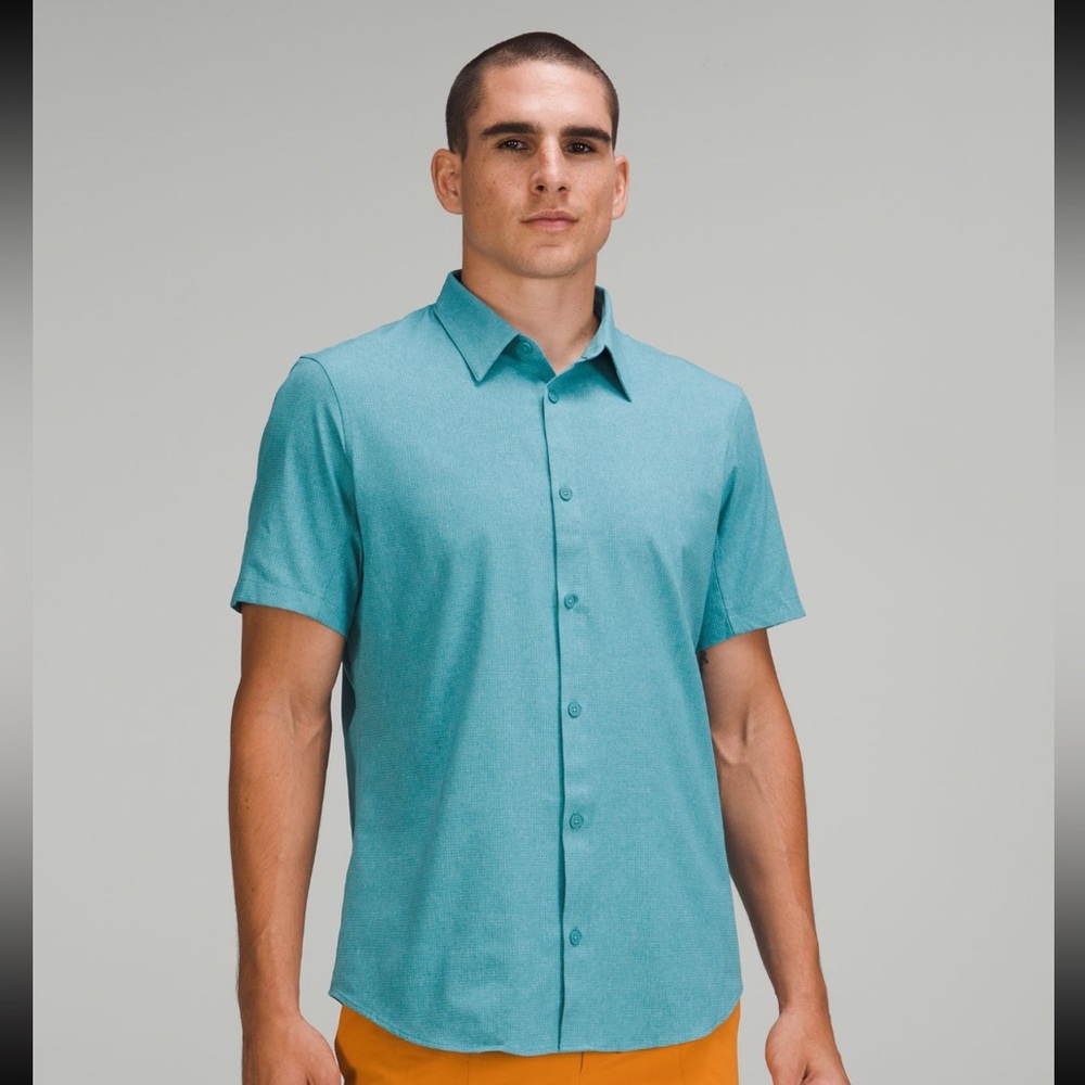 Lululemon Men’s Airing Easy Short-Sleeve shirt. Size M